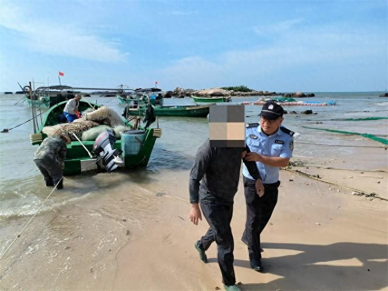 男子不慎落海，300 米外生死一线，民警紧急救援  第1张