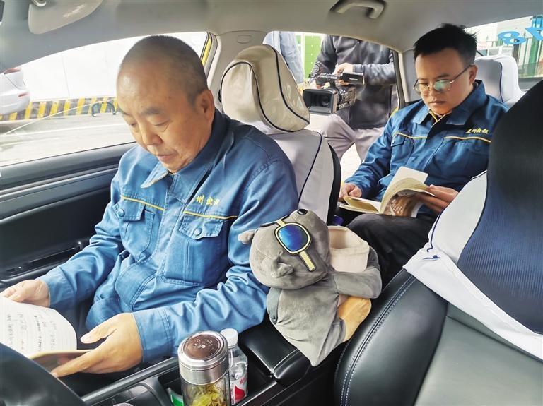 兰州父子同开出租车，半年收获 3000 余条心愿，满满的正能量  第2张