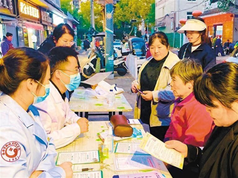 健康夜市来了！中医专家摆摊接诊，下班路上就能解决小病小痛  第1张