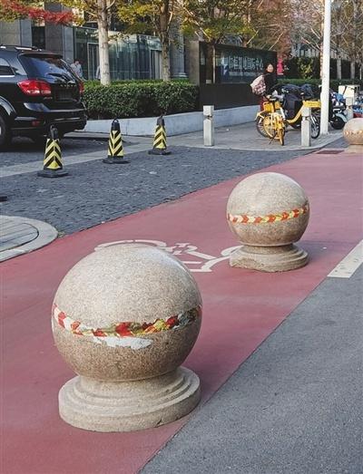水阁大街路中间惊现五个石墩，究竟是谁摆的？  第1张