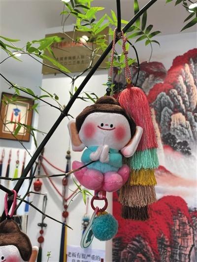 大同好礼佛小伴爆火！周边产品供不应求，妇女们靠它增收致富  第2张