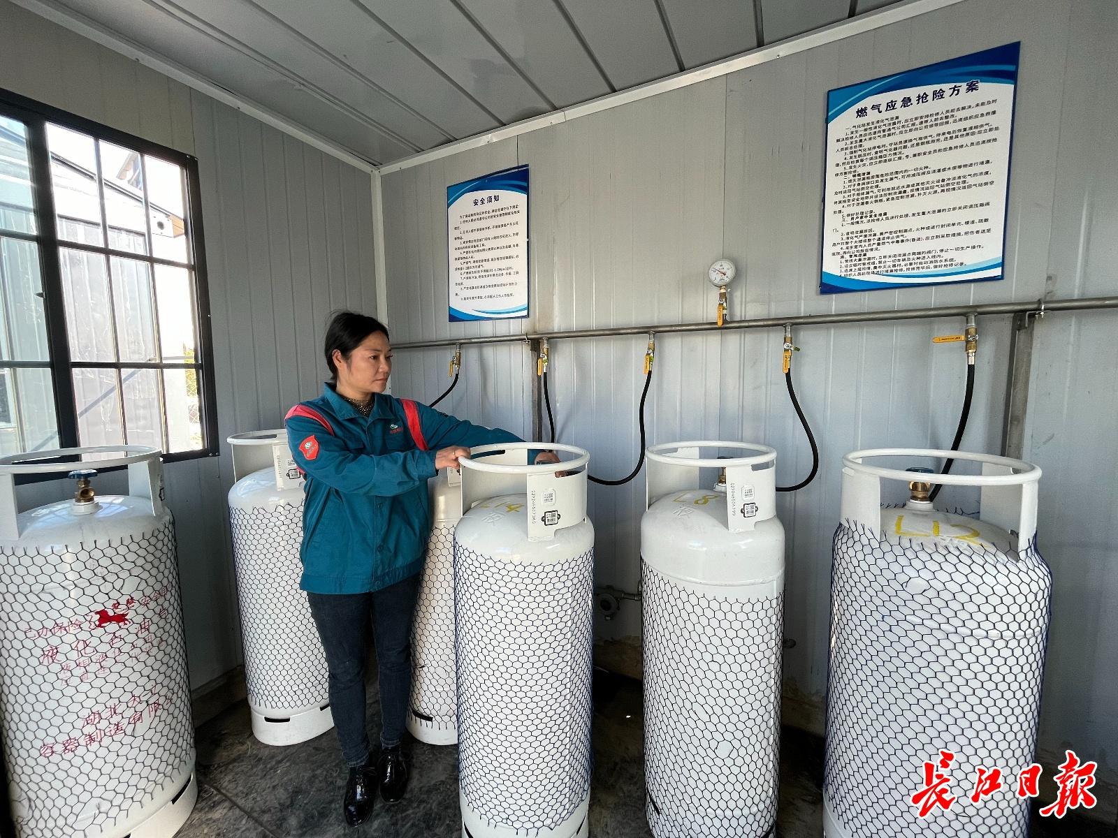 彩色集装箱拼成餐饮商街，武汉这个市集开张迎客  第3张