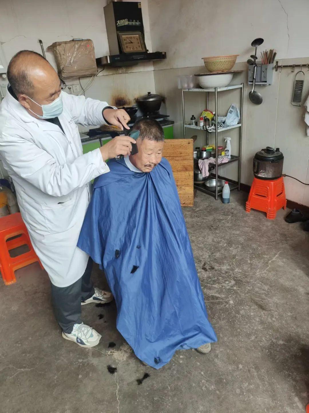 河北阜城中学驻村工作队义务理发，村民幸福感爆棚  第2张