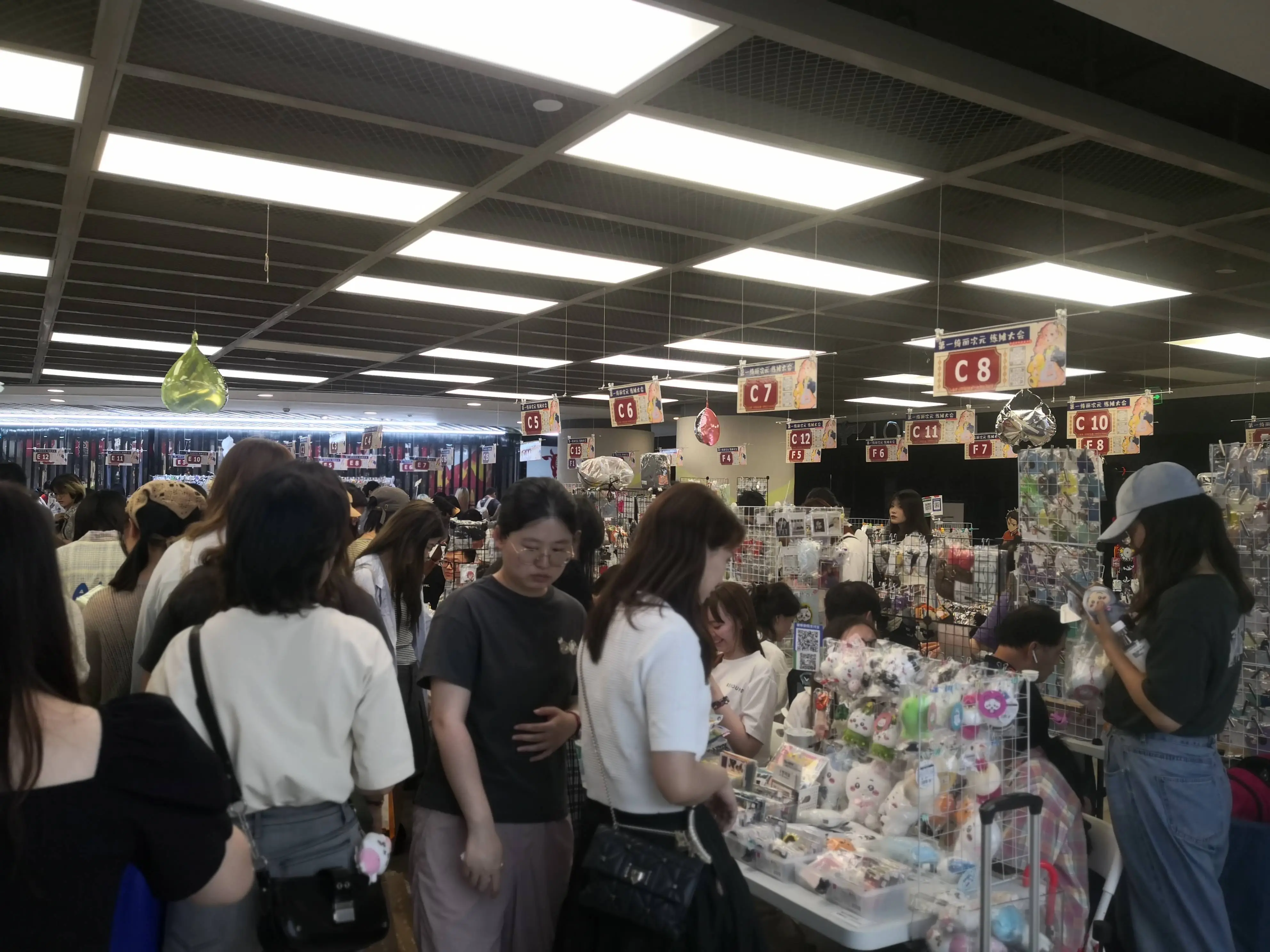 二次元爆改老商业空间，为何普通城市谷子店纷纷倒闭？  第2张