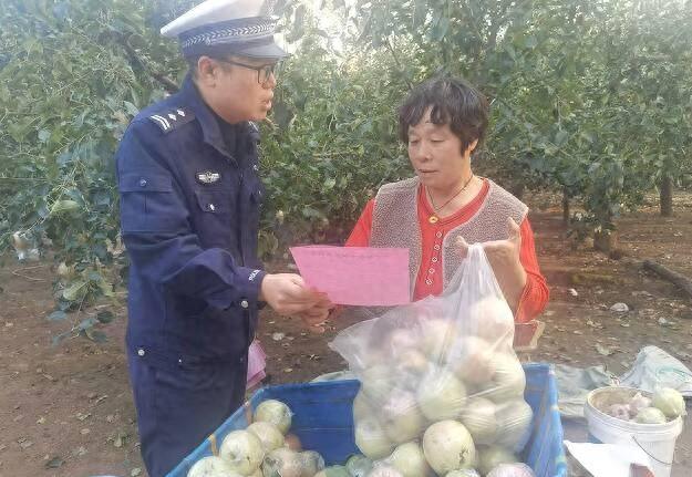 金秋丰收季，高密公安交警多措并举，为果农平安收获保驾护航  第1张