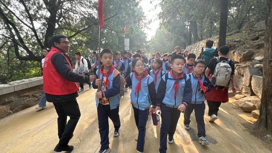 70 余所学校，近 3 万名学生！泰安中小学生登泰山活动正式启动  第1张