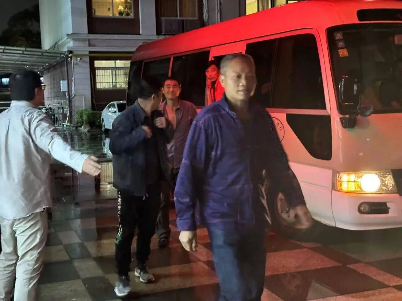 台风康妮肆虐，上海交警全力应对！你出行还顺利吗？  第5张