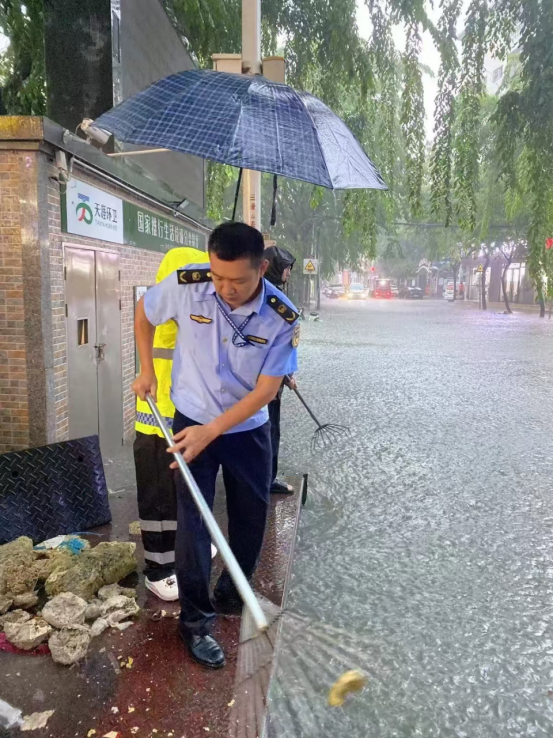 台风潭美肆虐，三亚执法蓝全力奋战，保障人民安全  第2张