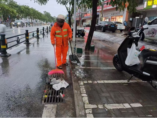 台风潭美肆虐三亚！住建局迅速行动，全力抢险排涝  第2张