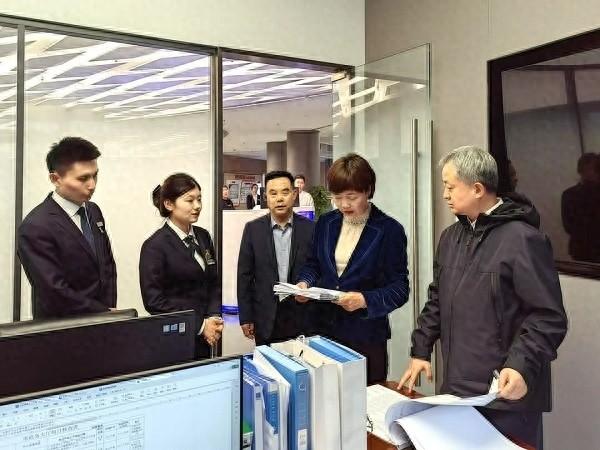 市委宣传部副部长杨丽萍走进市政务大厅，开展我陪群众走流程活动  第1张