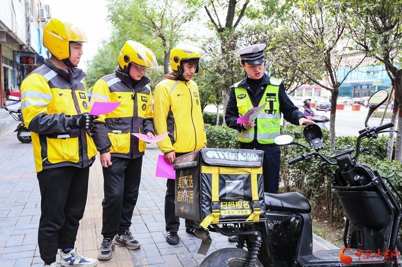 平凉市公安局崆峒分局交巡警大队走进外卖公司，开展交通安全宣传活动  第2张