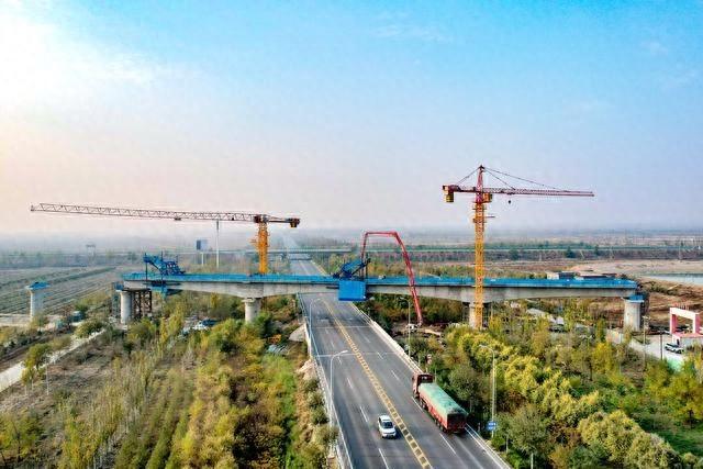 中国铁建大桥局承建的银巴铁路跨 G110 国道连续梁合龙，创造有利条件