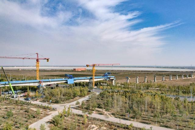 中国铁建大桥局承建的银巴铁路跨 G110 国道连续梁合龙，创造有利条件  第2张