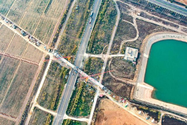 中国铁建大桥局承建的银巴铁路跨 G110 国道连续梁合龙，创造有利条件  第3张