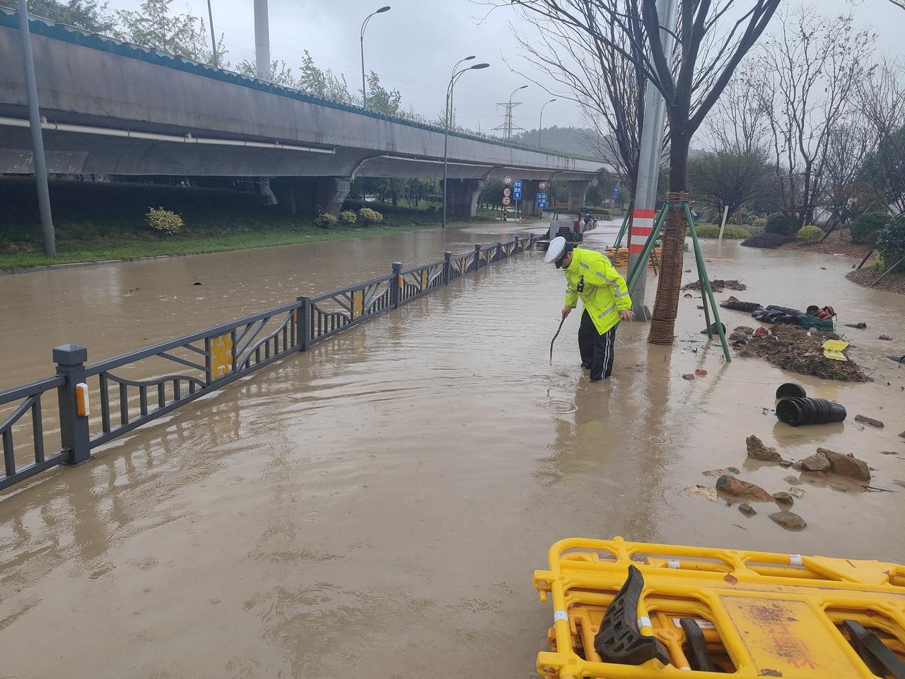 台风康妮肆虐，苍南消防深夜紧急救援，39 分钟成功转移被困人员  第5张