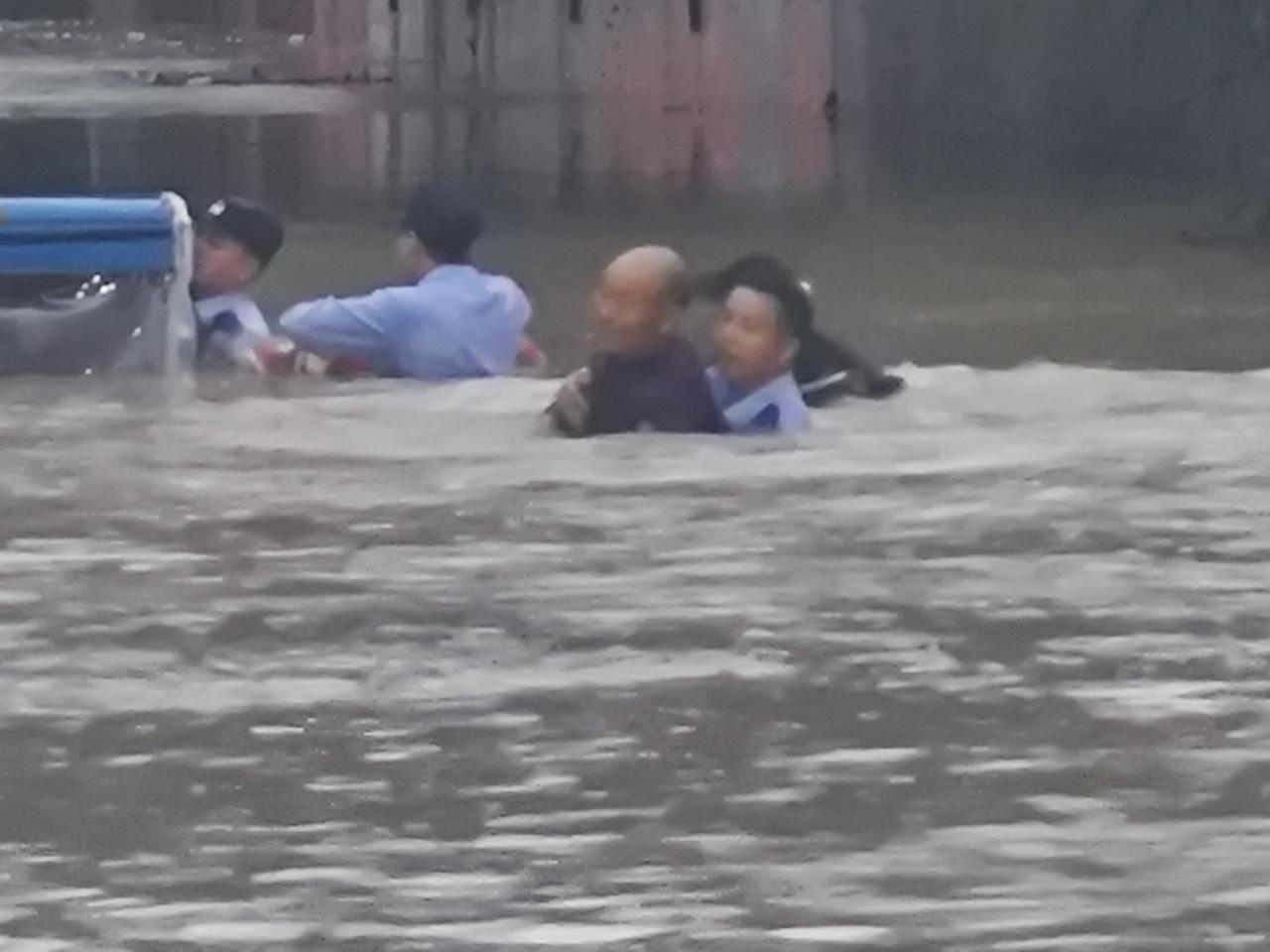 台风康妮肆虐！温州平阳两位老人被困积水，民警紧急救援  第2张