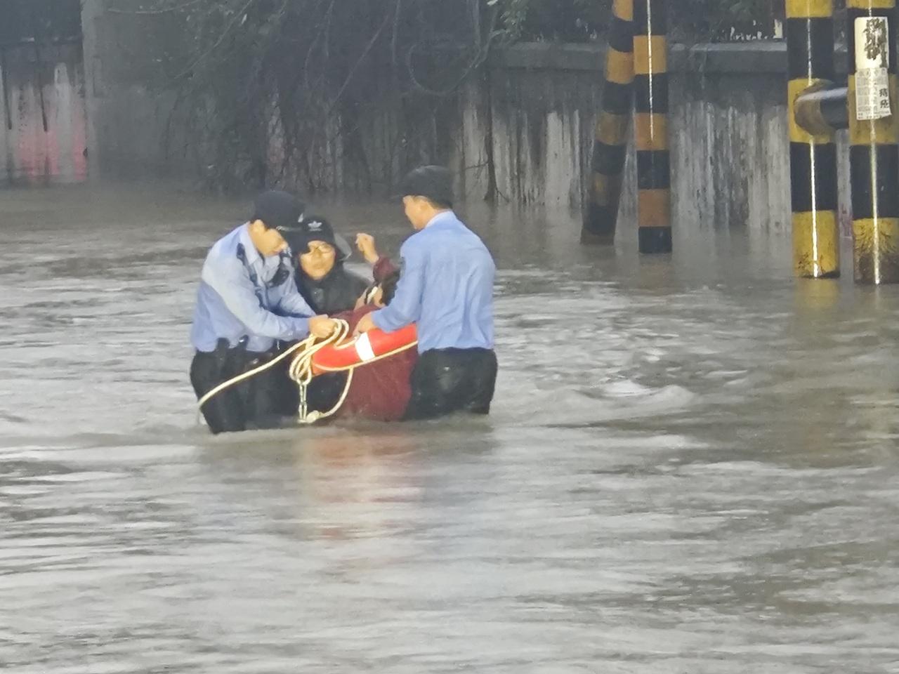 台风康妮肆虐！温州平阳两位老人被困积水，民警紧急救援  第3张