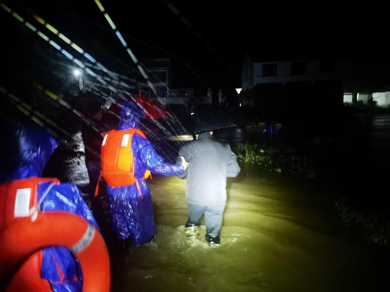 台风康妮肆虐！温州平阳两位老人被困积水，民警紧急救援  第6张