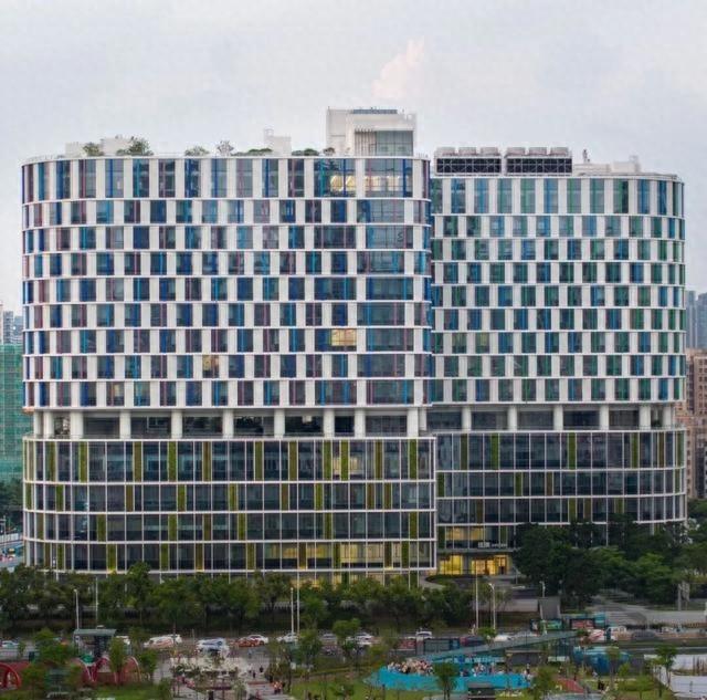 深圳儿童医院龙华院区开业，宛如七彩糖的建筑，1500 床位等你来