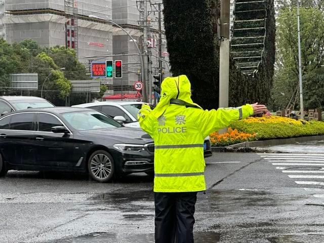 台风逼近，虹口交警化身灯塔，守护城市交通  第2张
