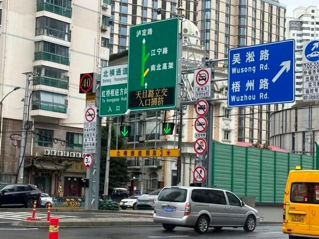 台风逼近，虹口交警化身灯塔，守护城市交通  第3张