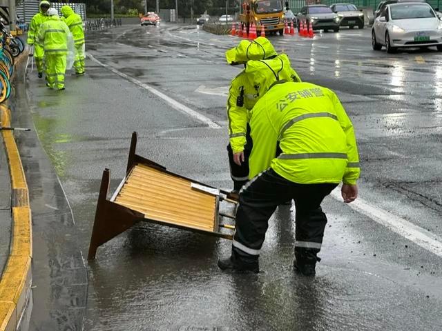 台风逼近，虹口交警化身灯塔，守护城市交通  第4张