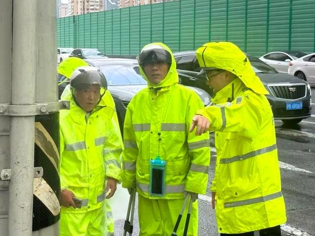 台风逼近，虹口交警化身灯塔，守护城市交通  第5张