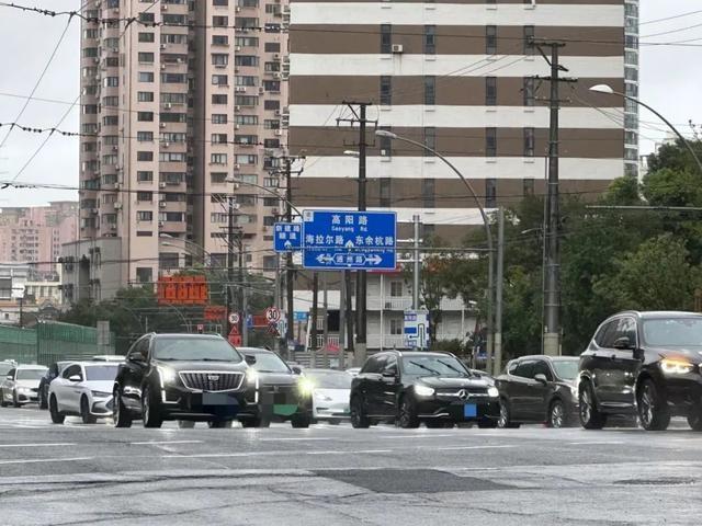 台风逼近，虹口交警化身灯塔，守护城市交通  第6张