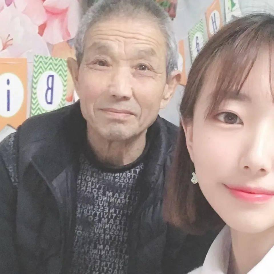 你姥爷的手机号留给了一个善良的人，女孩给去世姥爷发短信，新主人的回复令人泪目  第2张