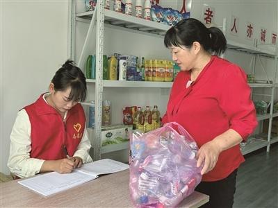 这个村的村民竟然用垃圾换生活用品