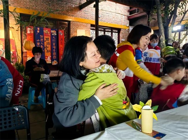 邛崃市举办文明实践主题活动，20 余组亲子家庭探寻秋韵奥秘  第3张
