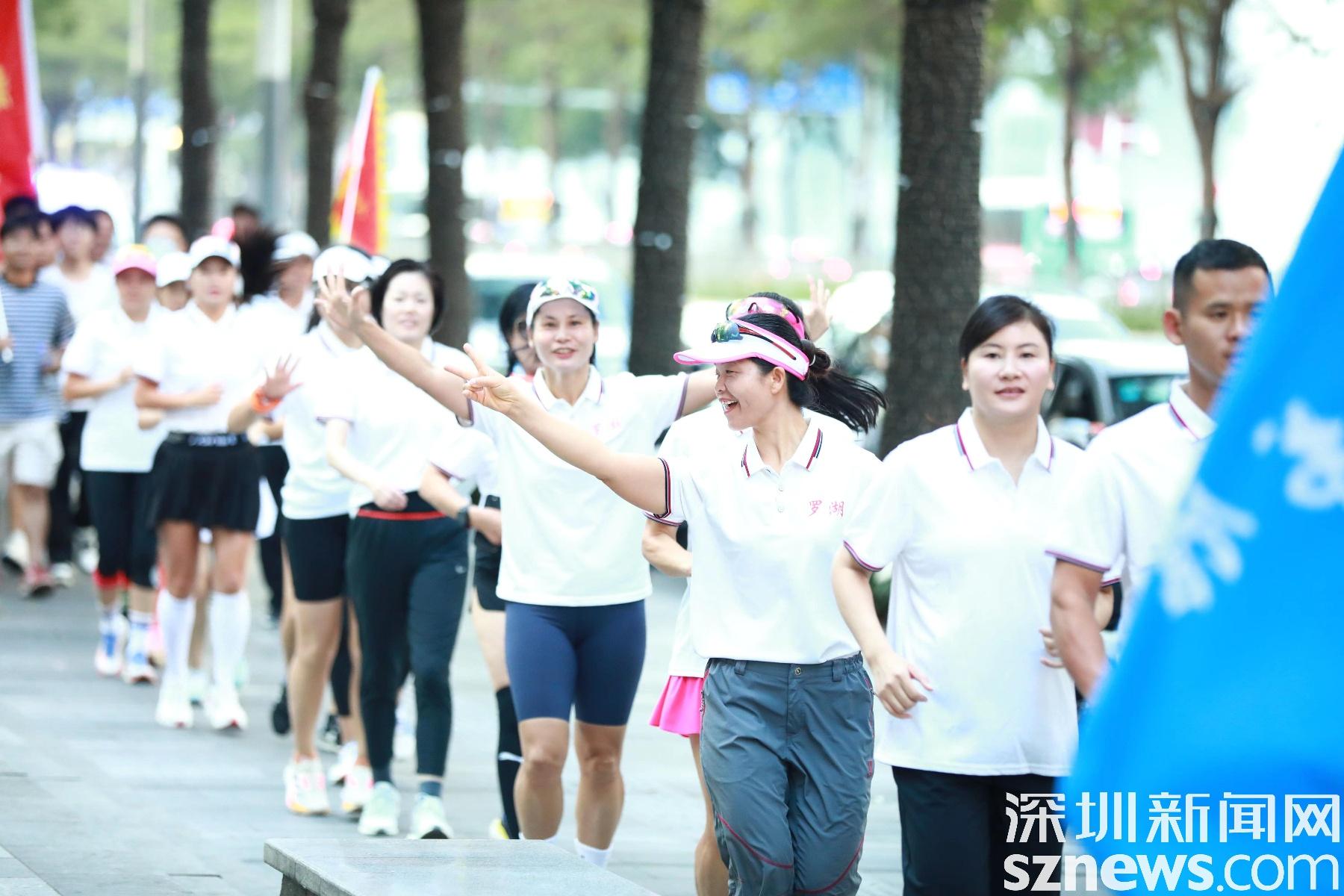 深圳第 45 届市民长跑日罗湖分会场启动，300 名跑步爱好者激情开跑  第2张