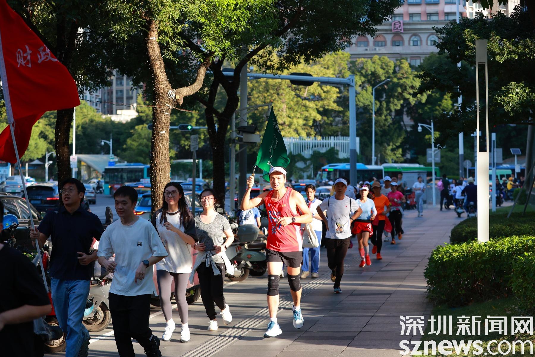 深圳第 45 届市民长跑日罗湖分会场启动，300 名跑步爱好者激情开跑  第3张