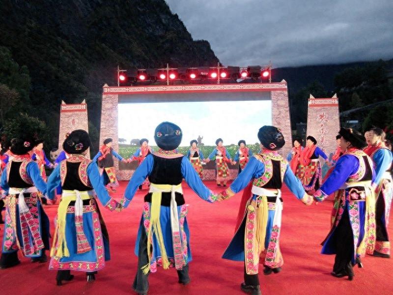 羌历新年，四川松潘镇坪乡麦吉村全村盛装出席，欢乐氛围洋溢  第1张