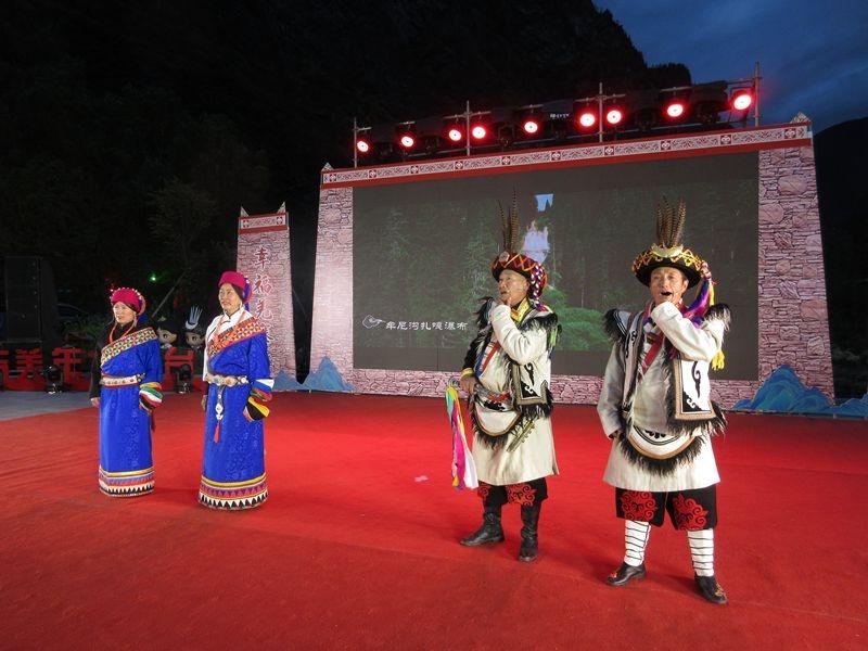 羌历新年，四川松潘镇坪乡麦吉村全村盛装出席，欢乐氛围洋溢  第2张