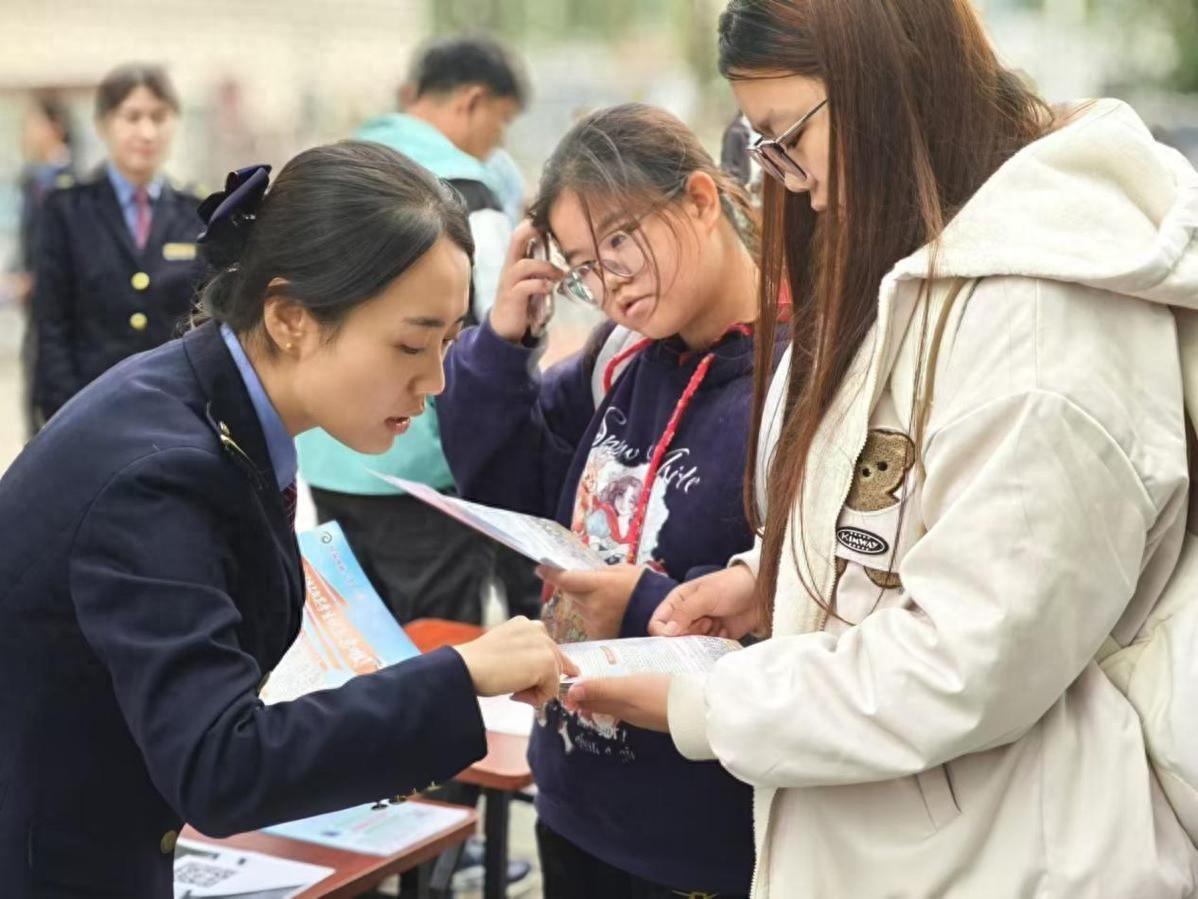 10 月 31 日，包银高铁惠银段开通运营满一个月，累计发送旅客 5.3 万人次