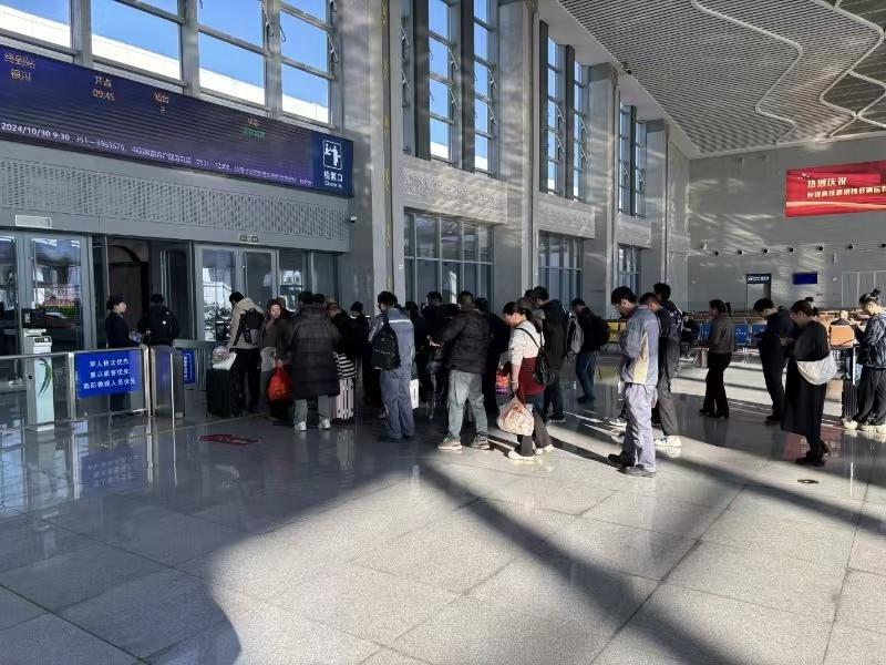 10 月 31 日，包银高铁惠银段开通运营满一个月，累计发送旅客 5.3 万人次  第2张