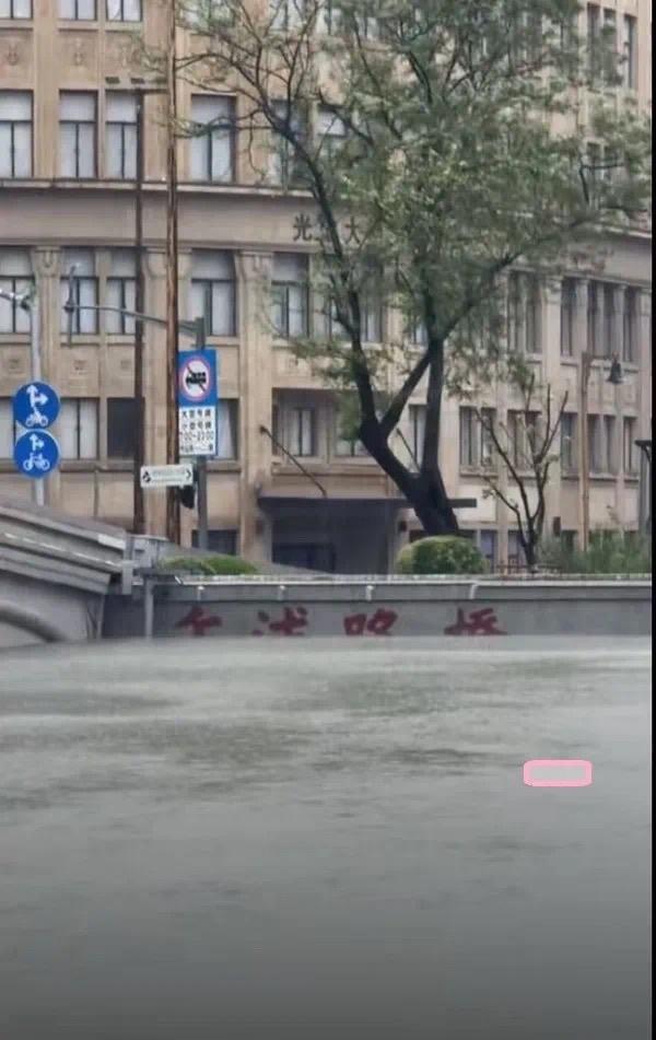 台风康妮来袭，上海苏州河水位上涨，亲水平台被淹，你还敢去吗？  第2张