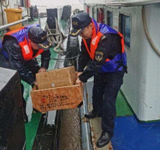 仅一小时！8 名电力抢修人员和物资成功抵达横沙岛，保障居民用电  第1张