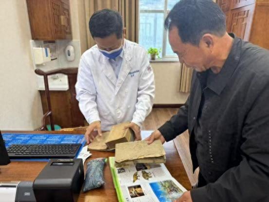 惊!老患者给医生送来神秘礼物,打开一看竟是无价之宝 第1张 惊!老患者给医生送来神秘礼物,打开一看竟是无价之宝 第1张