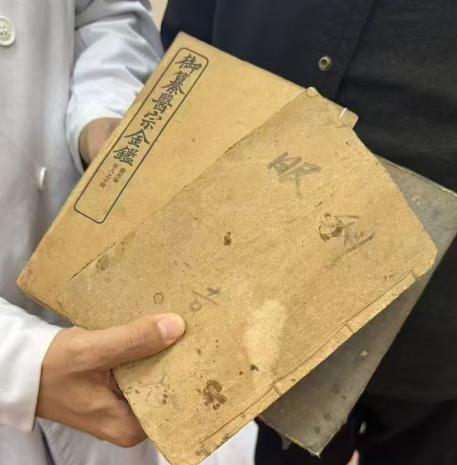 惊!老患者给医生送来神秘礼物,打开一看竟是无价之宝 第2张 惊!老患者给医生送来神秘礼物,打开一看竟是无价之宝 第2张