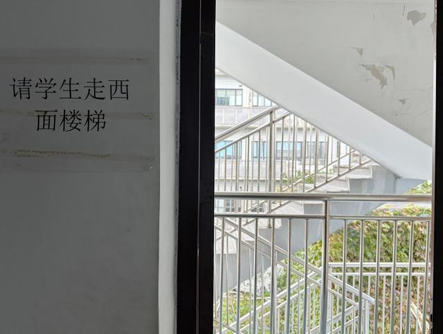 台风肆虐，上海学生上学路受阻，学校和家长如何应对？  第3张