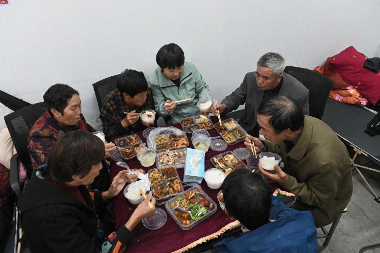 71 份盒饭背后的温暖：老妈妈大饭堂为避灾安置点村民送午餐  第1张