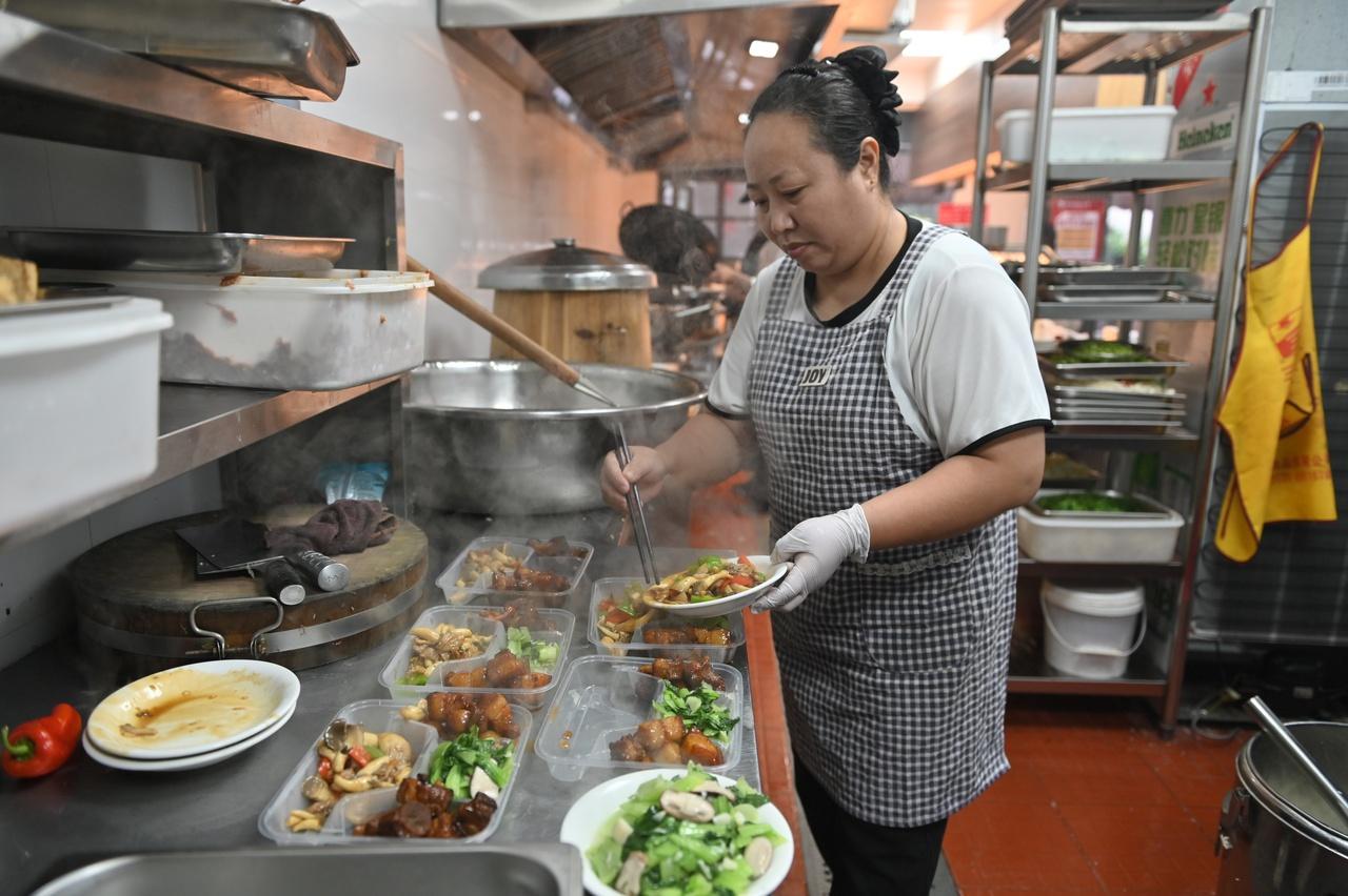 71 份盒饭背后的温暖：老妈妈大饭堂为避灾安置点村民送午餐  第2张