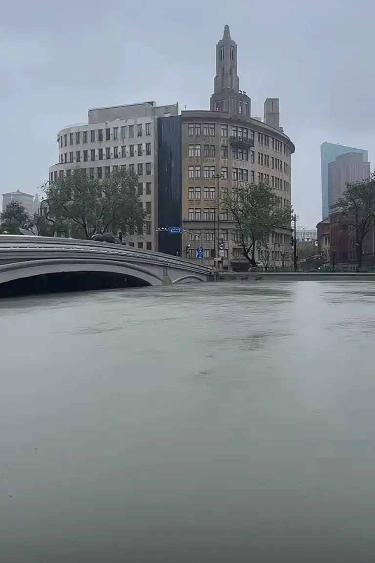 苏州河水位猛涨，竟快漫出河道！市民直呼：太吓人了