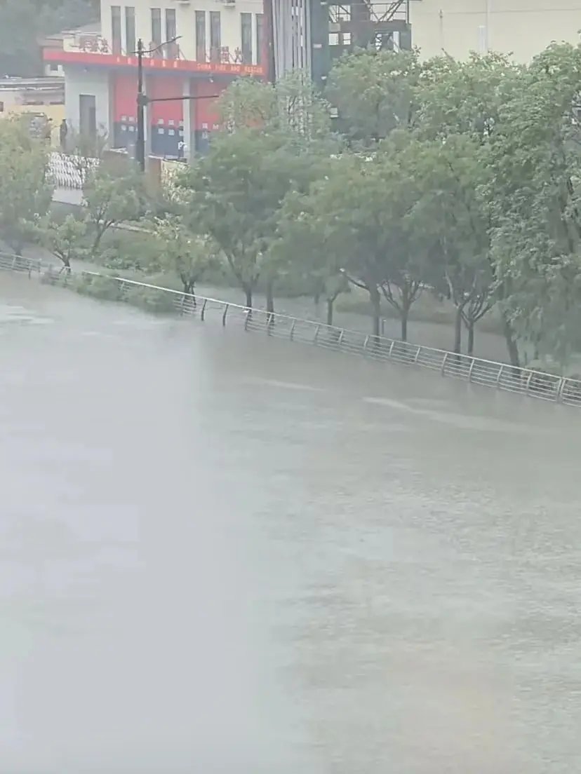 苏州河水位猛涨，竟快漫出河道！市民直呼：太吓人了  第2张