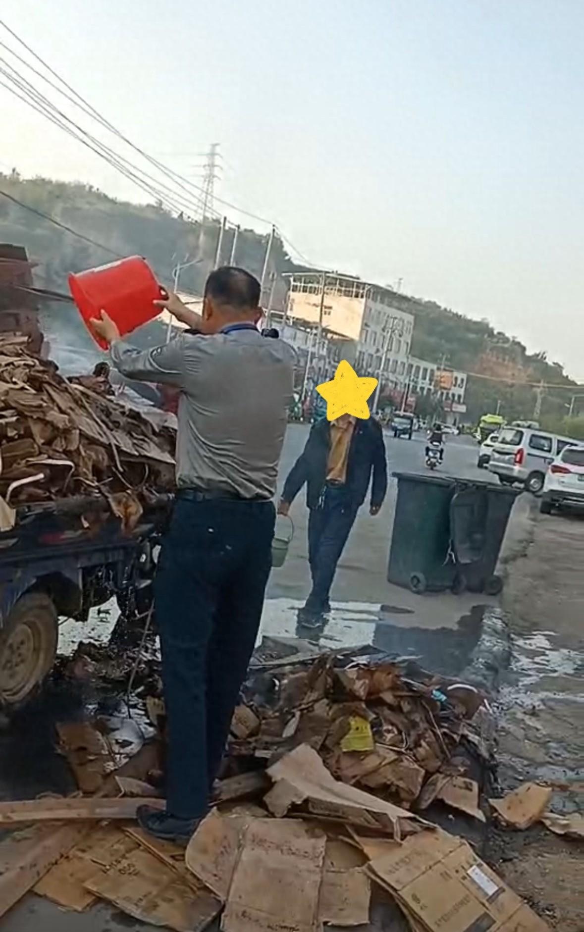 农行员工英勇救火，一车纸箱保住了  第1张