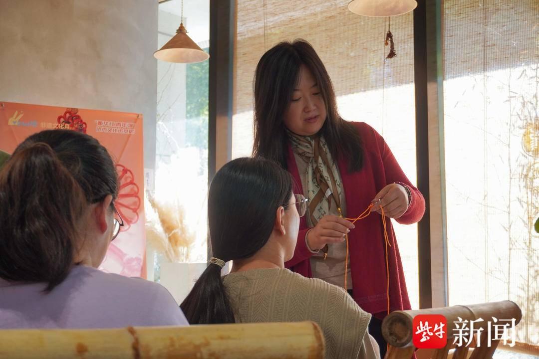 10 月 30 日，南京绳结非遗文化月活动在西城·夜未央街区举行  第4张