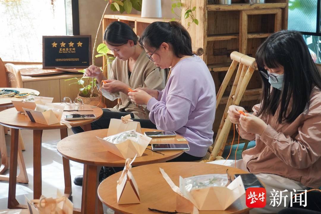 10 月 30 日，南京绳结非遗文化月活动在西城·夜未央街区举行  第5张