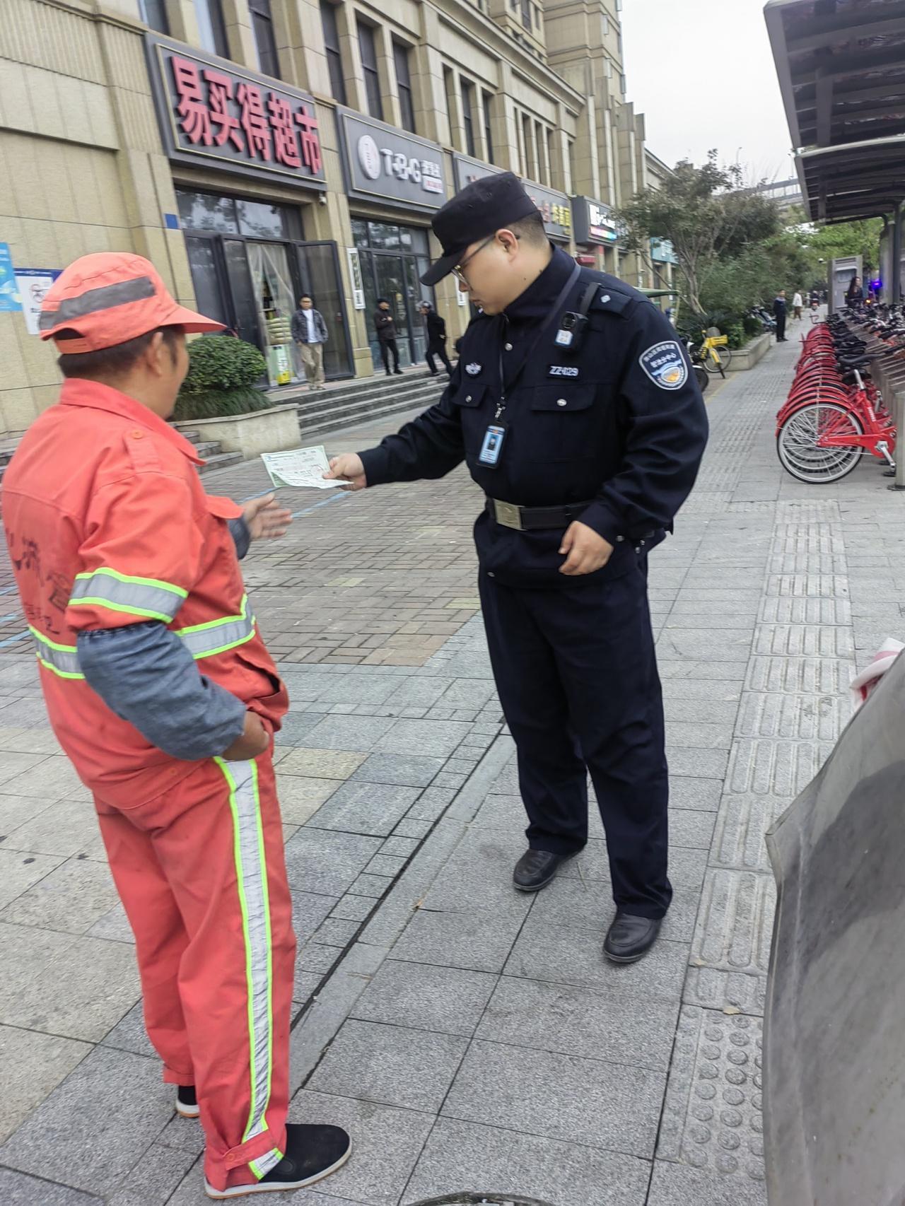 环卫工人拾金不昧，246 万巨款物归原主！你怎么看？  第2张